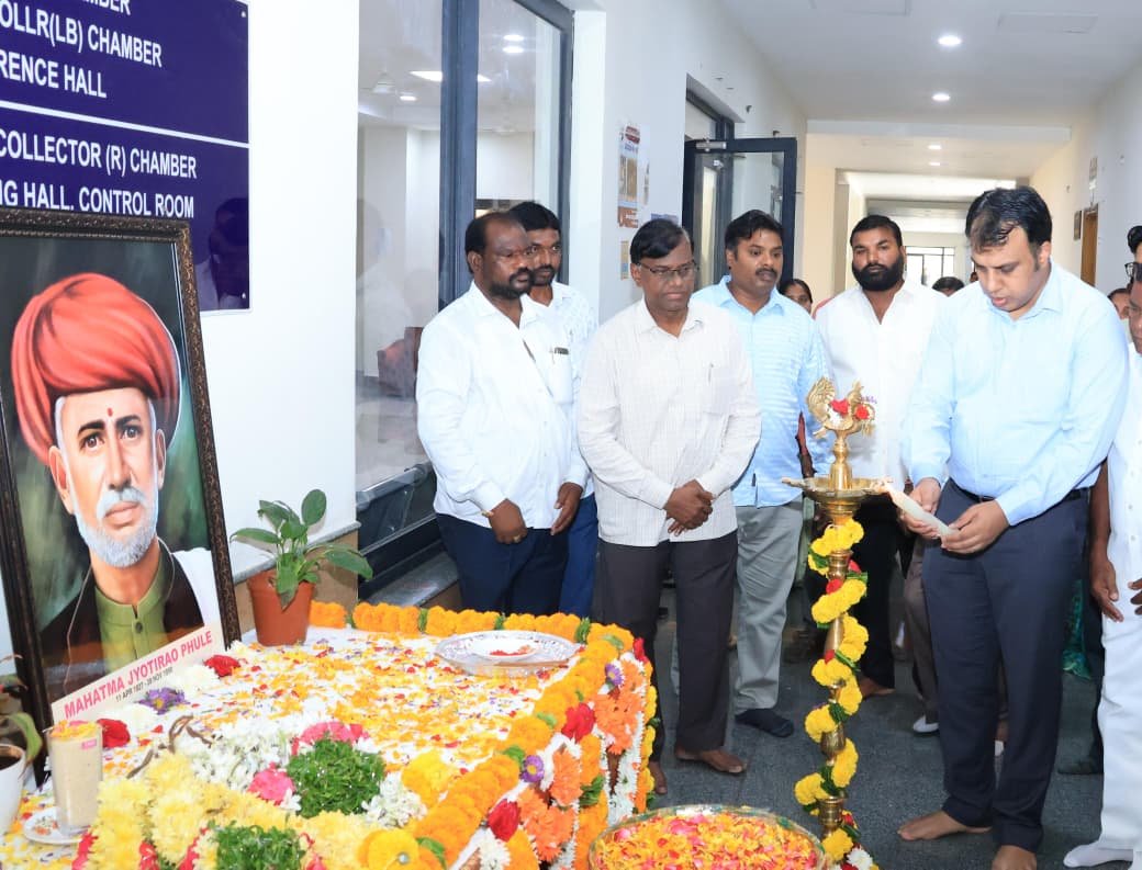 ఫూలే స్ఫూర్తితో సమాజాభివృద్ధి  మహాత్మా జ్యోతిరావు ఫూలే 200వ జయంతి వేడుకలు ఘనంగా నిర్వహణ  జిల్లా కలెక్టర్ సందీప్ కుమార్ ఝా